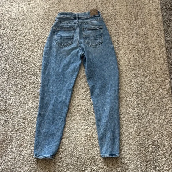 American Eagle AE Strigid Ripped Mom Jeans Light Wash - Picture 4 of 6